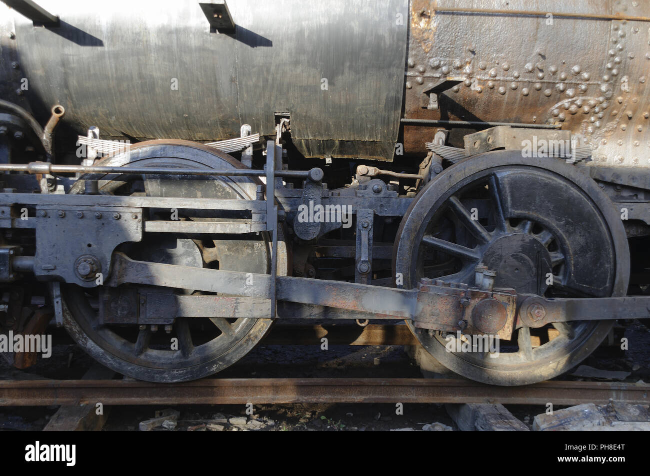 Ruote da un vecchio treno a vapore. Foto Stock