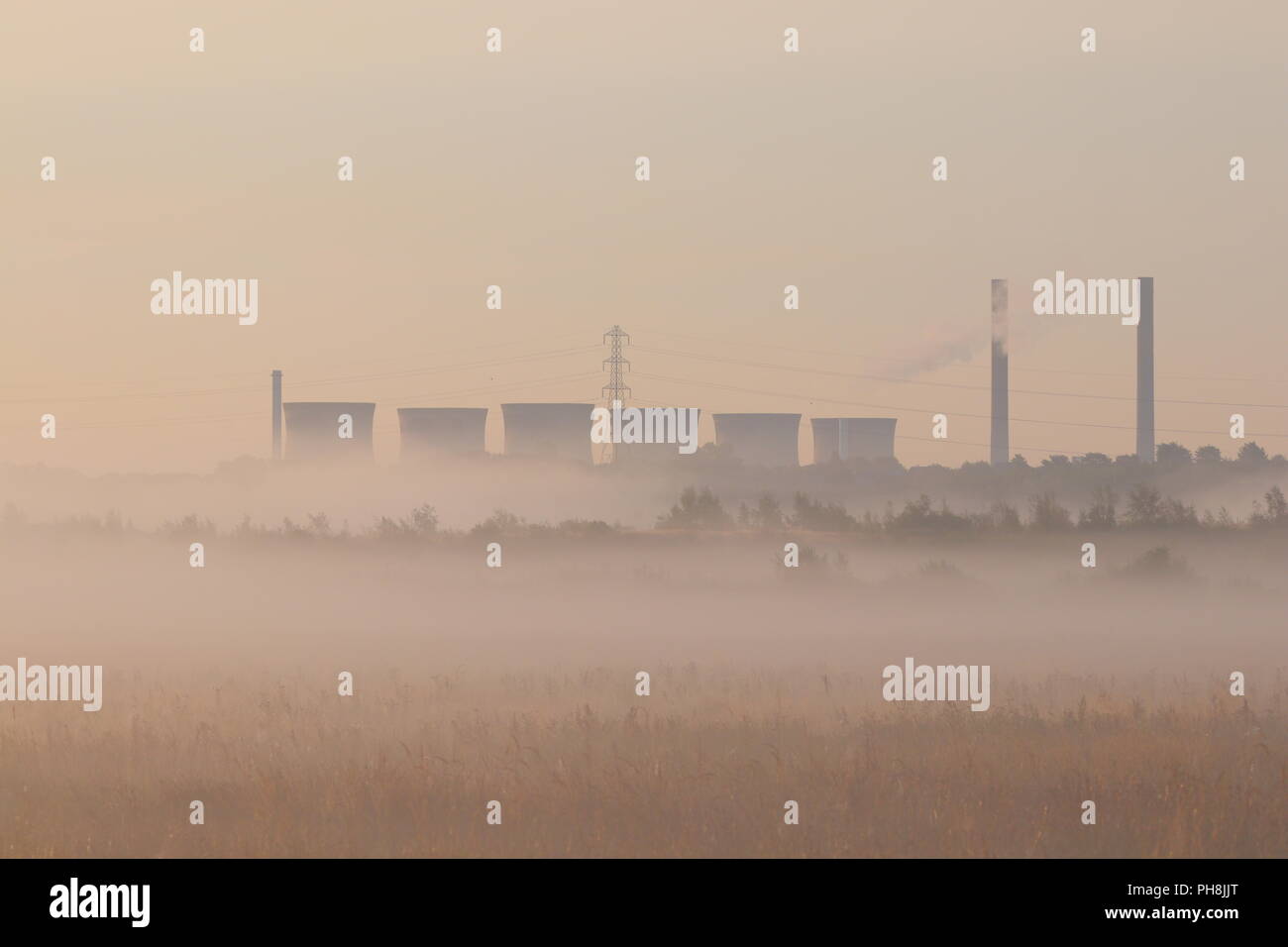 Torri di raffreddamento da Ferrybridge Power Station torre sopra la nebbia a Fairburn Ings Foto Stock