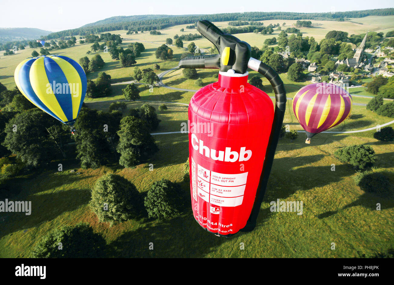 I palloni ad aria calda su Chatsworth Park durante la Chatsworth Country Fair in Bakewell, Derbyshire. Foto Stock