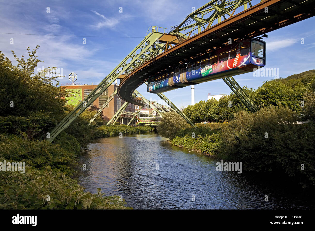 Schwebebahn, monorotaia aerea, Wuppertal Foto Stock