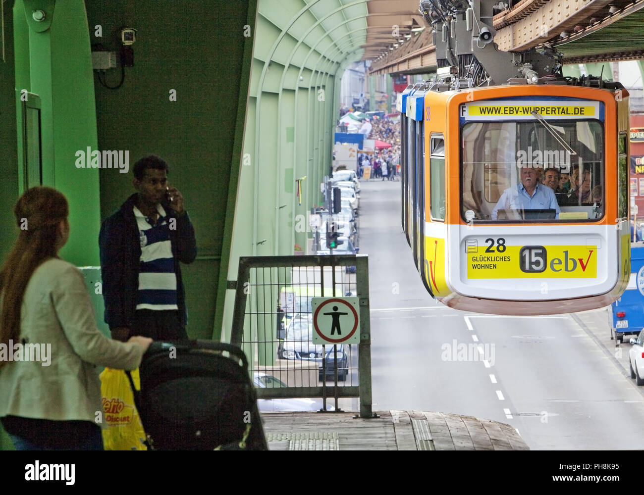 Schwebebahn, monorotaia aerea, Wuppertal Foto Stock