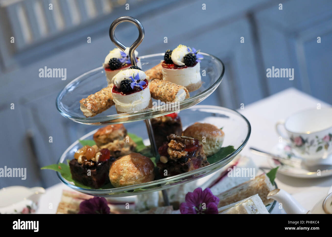 Una selezione di splendidi dolci casalinghi, Pasties, focaccine e panini. Foto Stock