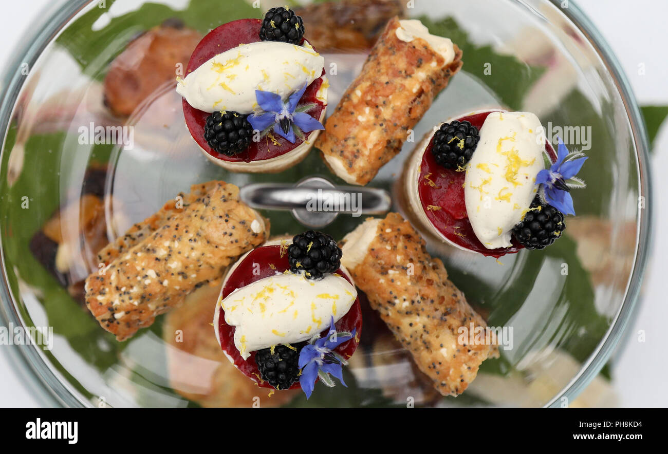 Una selezione di splendidi dolci casalinghi, Pasties, focaccine e panini. Foto Stock