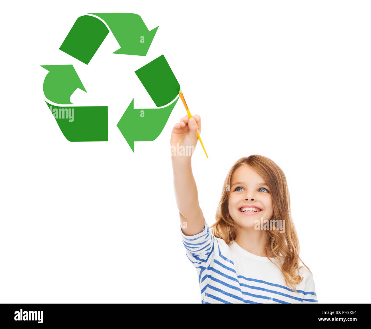 Felice ragazza con spazzola verde disegno simbolo di riciclaggio Foto Stock