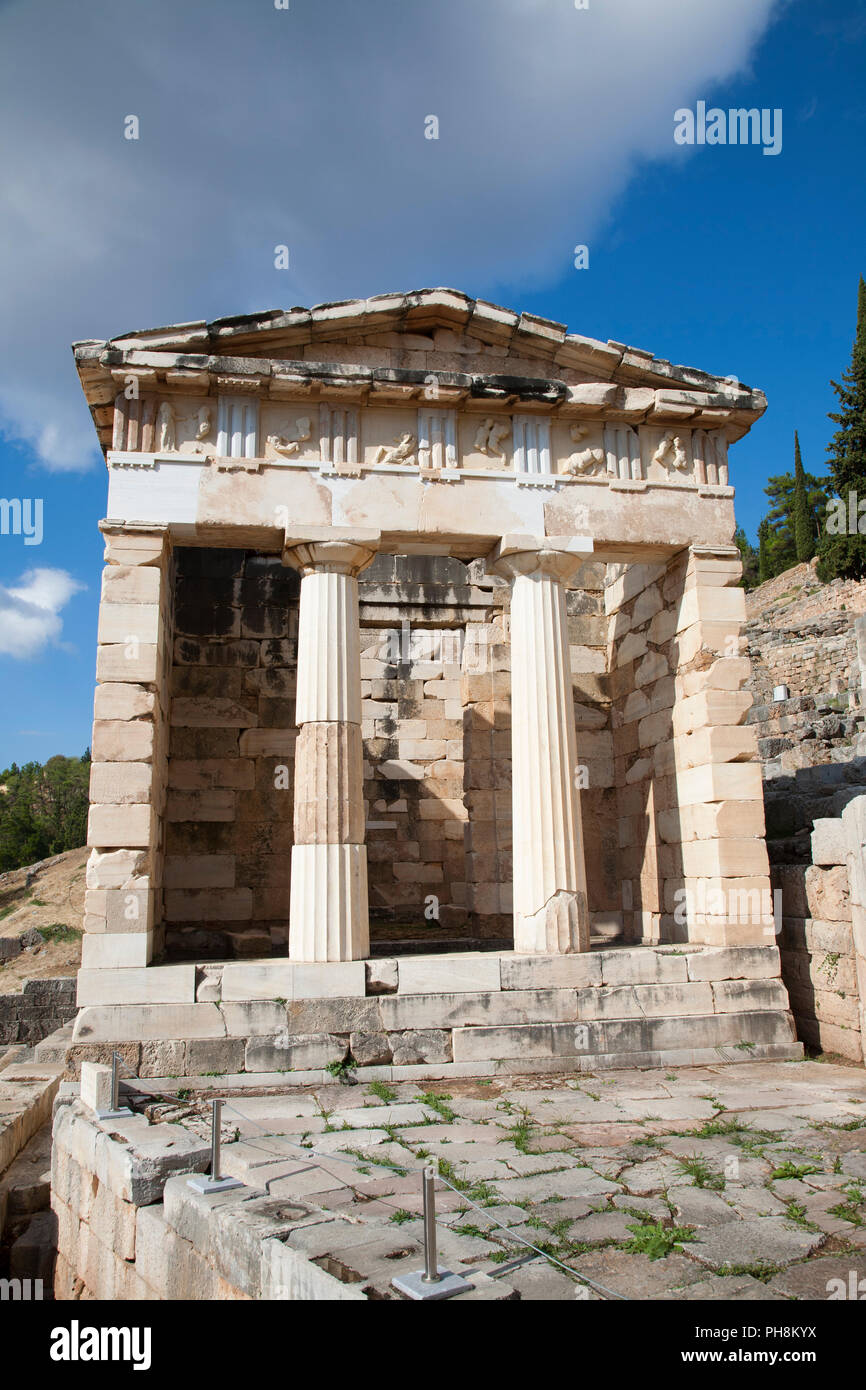 Tesoro degli Atenesi, il santuario di Apollo, a Delfi sito archeologico, Sterea Hellas, Grecia, Europa Foto Stock