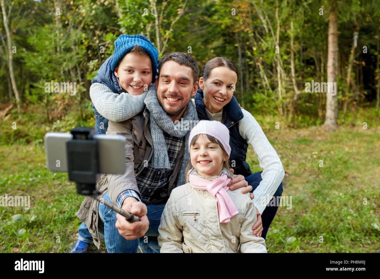 Famiglia di prendere foto di selfie stick all'aperto Foto Stock