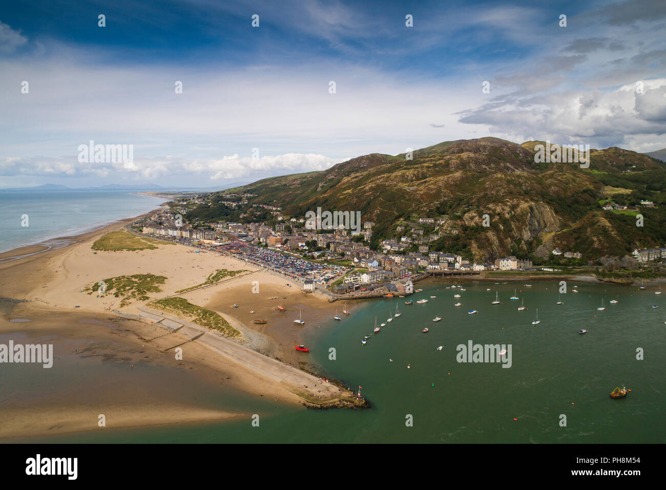 Un' antenna fuco vista di Barmouth (Y Bermo / Abermaw in welsh) - una piccola cittadina gallese e stazione balneare sulla bocca del Mawddach estuary, Gwynedd, Snowdonia National Park, North Wales UK (realizzato da una licenza CCA e assicurato drone operatore) Foto Stock