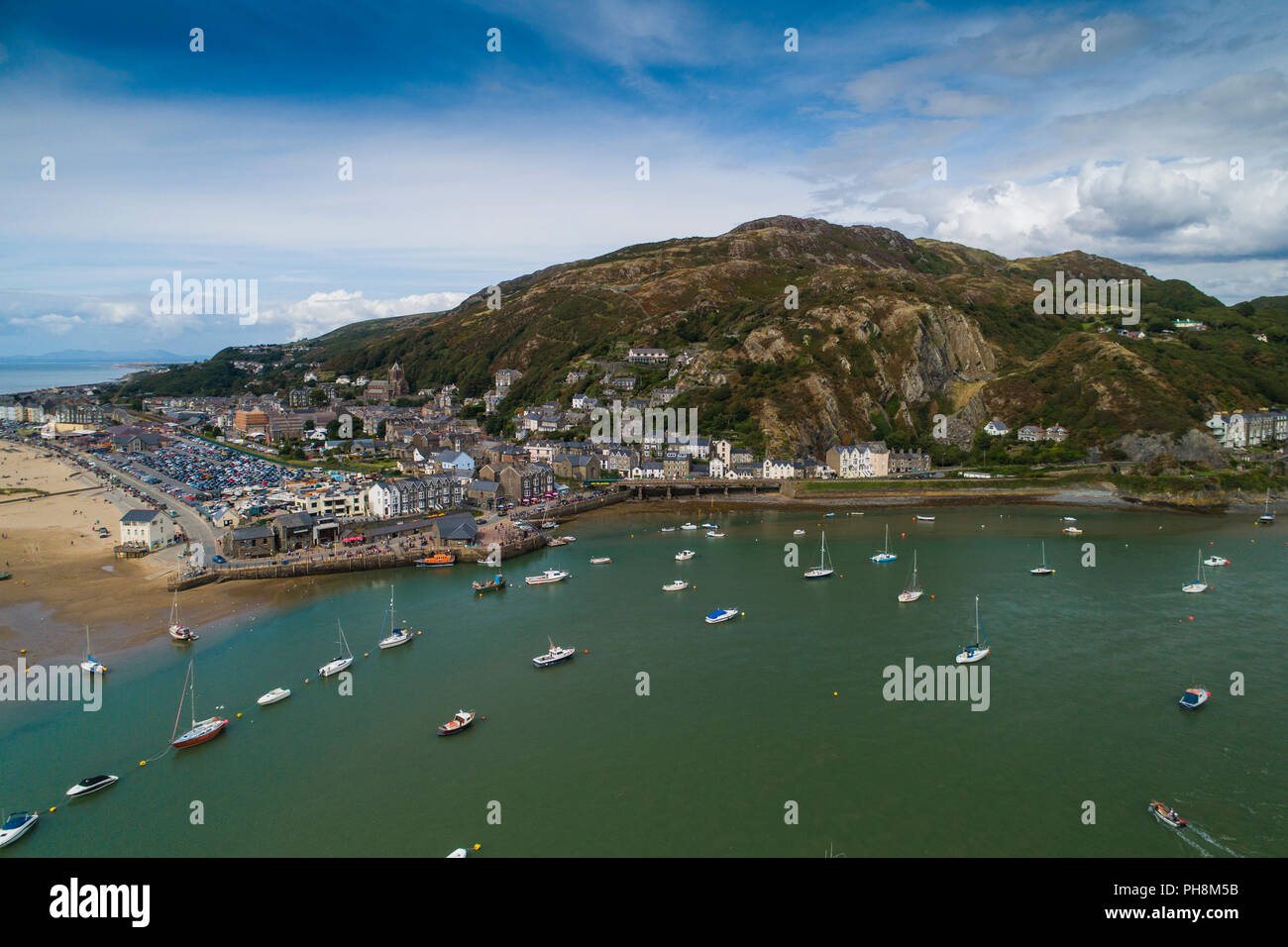 Un' antenna fuco vista di Barmouth (Y Bermo / Abermaw in welsh) - una piccola cittadina gallese e stazione balneare sulla bocca del Mawddach estuary, Gwynedd, Snowdonia National Park, North Wales UK (realizzato da una licenza CCA e assicurato drone operatore) Foto Stock