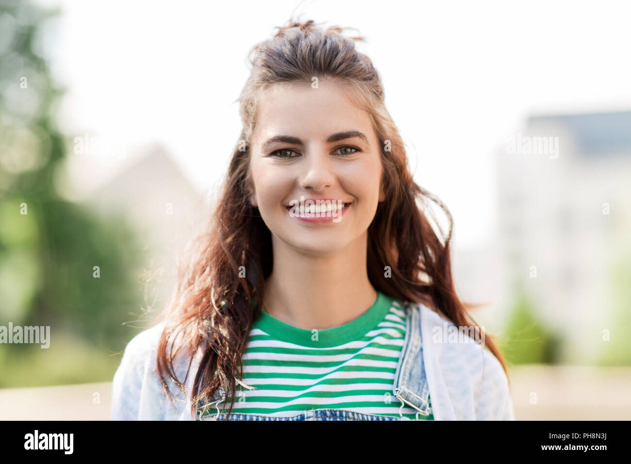 Ritratto di felice giovane donna all'aperto Foto Stock