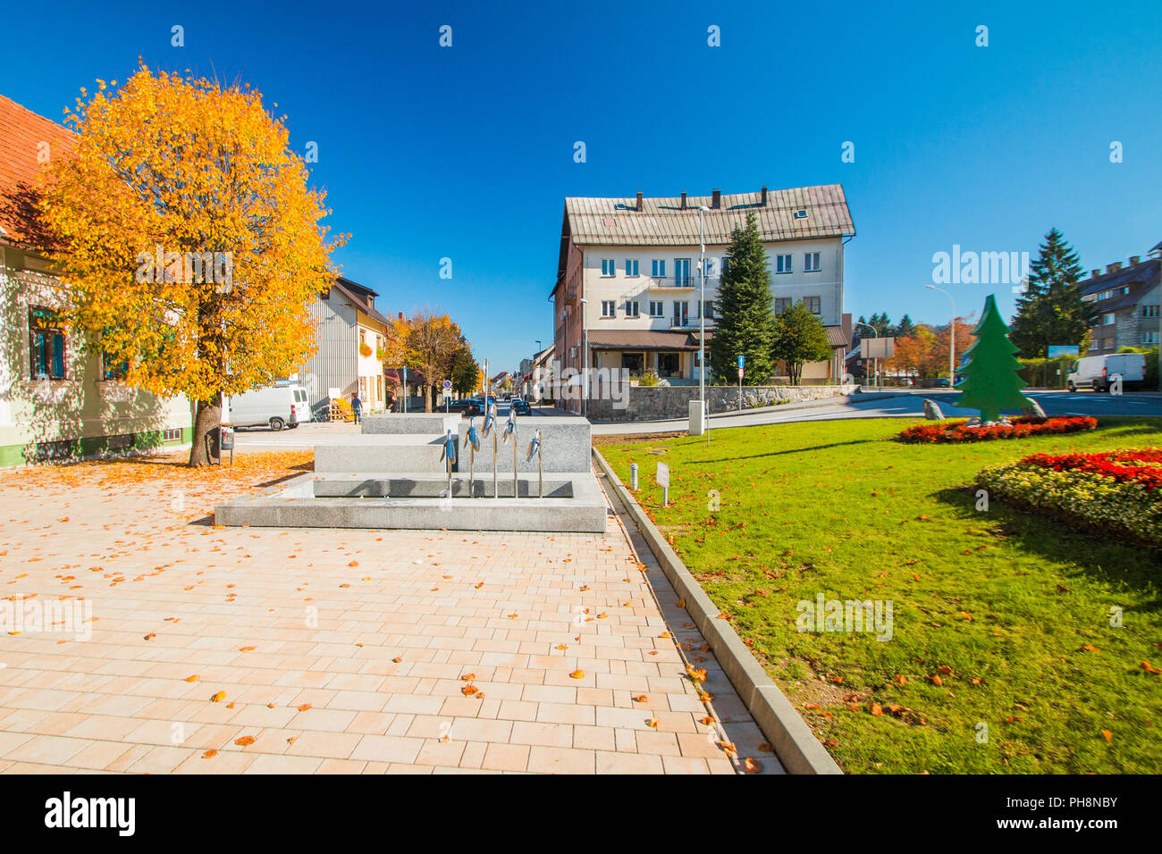 Street e fontana pubblica nel centro di Delnice, piccola città nella regione di Gorski Kotar, Croazia Foto Stock