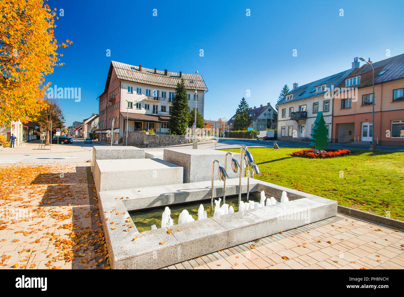 Street e fontana pubblica nel centro di Delnice, piccola città nella regione di Gorski Kotar, Croazia Foto Stock