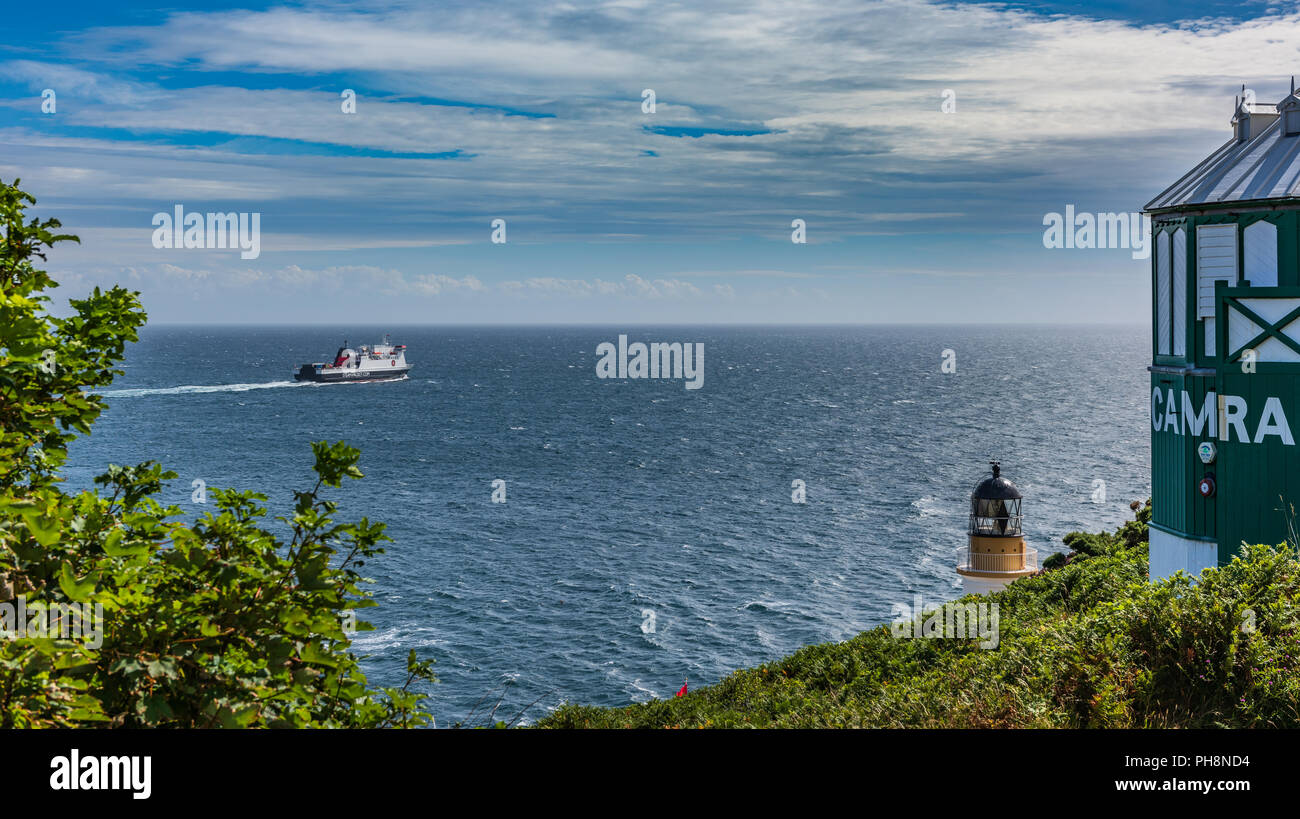 Isola di Man vapore traghetto pacchetto 'Ben mio Chree' lasciando Douglas Bay per Liverpool, passando Camera Obscura & Douglas Capo Faro. Foto Stock