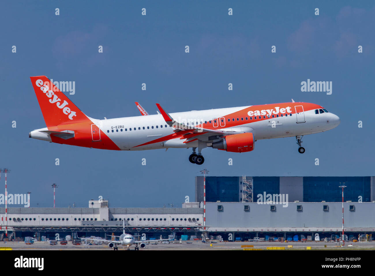 EasyJet Airbus A320-200 a Milano - Malpensa (MXP / LIMC) Italia Italy Foto Stock