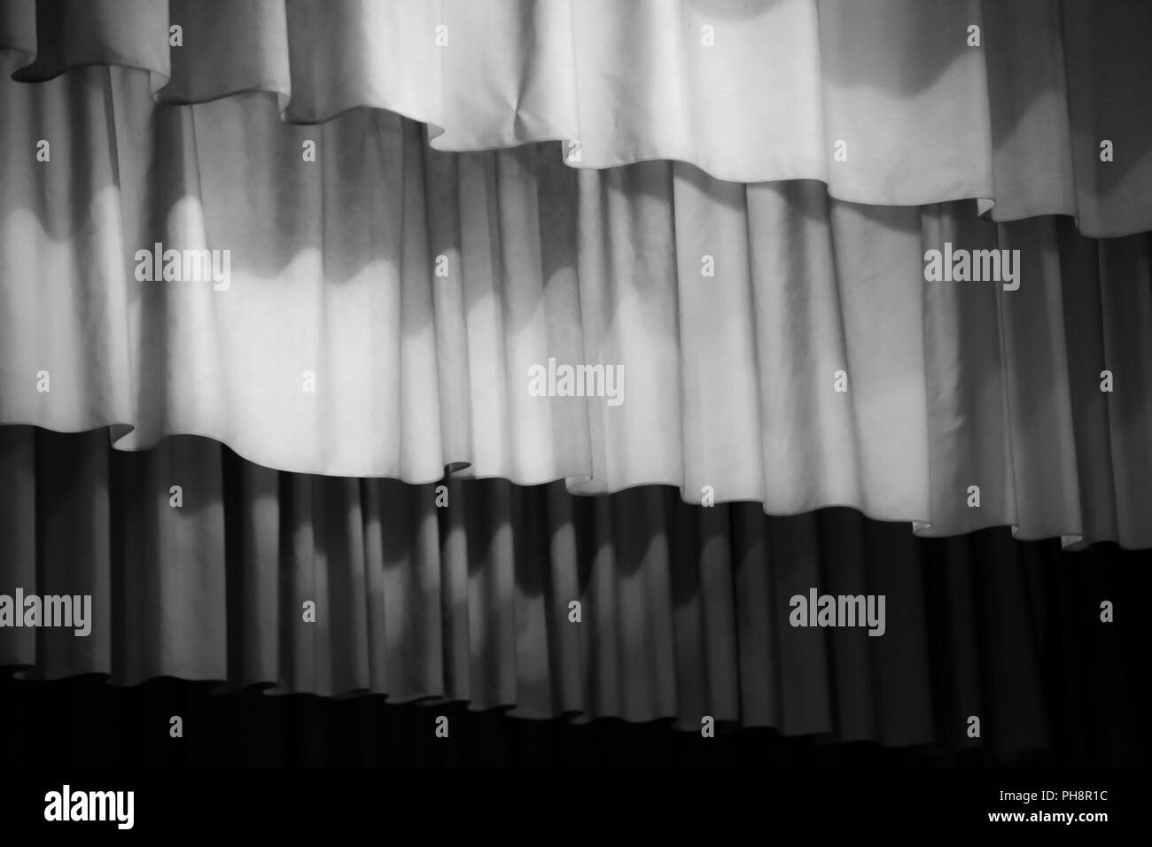 Immagine in bianco e nero di una tenda di un teatro antico Foto Stock