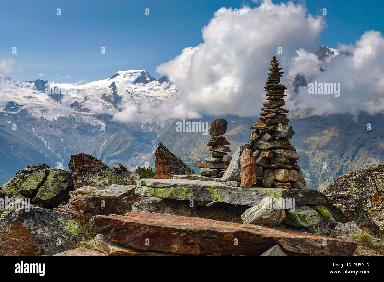 Cumuli di pietre, Cairns, dal sentiero estate al Hohe Saas per funivia sopra Saas Grund, Svizzera, alpi svizzere, Foto Stock