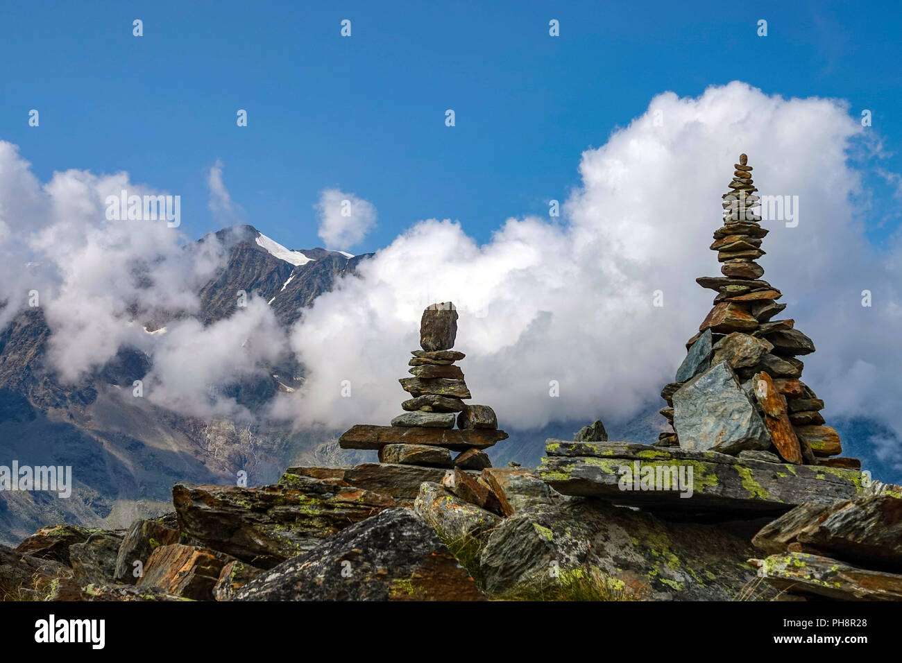 Cumuli di pietre, Cairns, dal sentiero estate al Hohe Saas per funivia sopra Saas Grund, Svizzera, alpi svizzere, Foto Stock