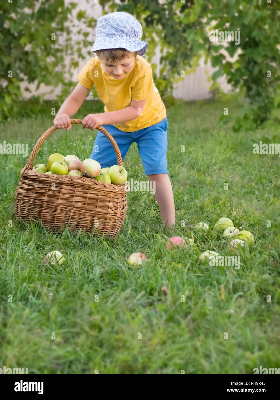 I bambini durante le vacanze estive aiuta i genitori a fare faccende. Foto Stock