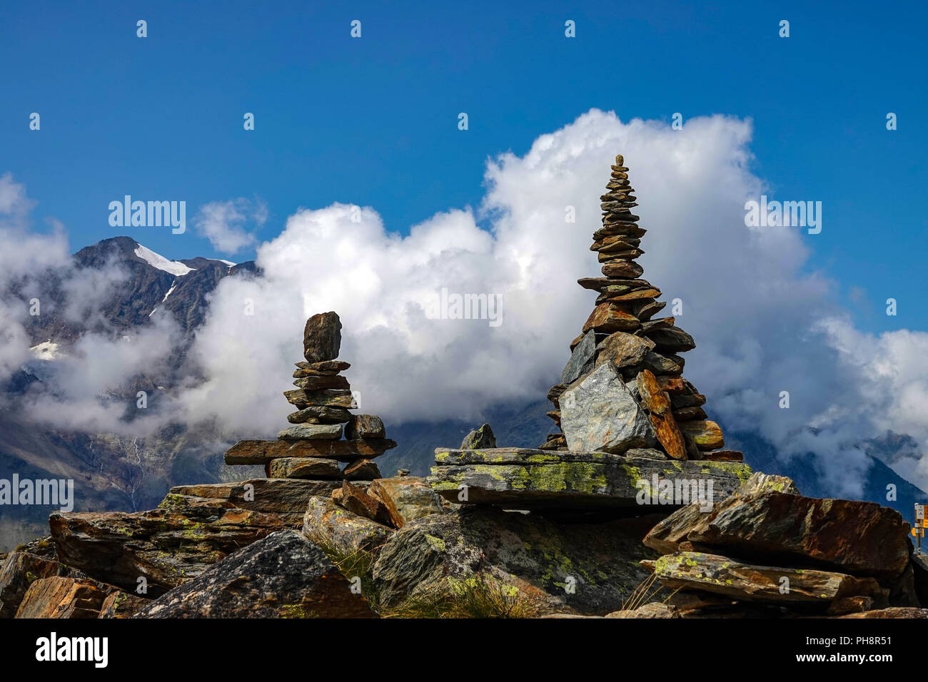 Cumuli di pietre, Cairns, dal sentiero estate al Hohe Saas per funivia sopra Saas Grund, Svizzera, alpi svizzere, Foto Stock