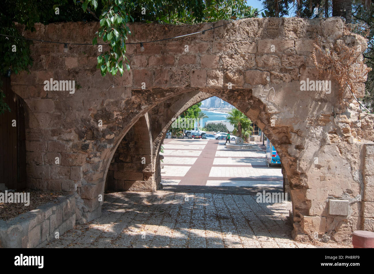 Un antico arco costruito con Kurkar un locale, la pietra arenaria calcarea o fossili di mare dune di sabbia comune in Israele. Fotografato nella vecchia Jaffa, Foto Stock