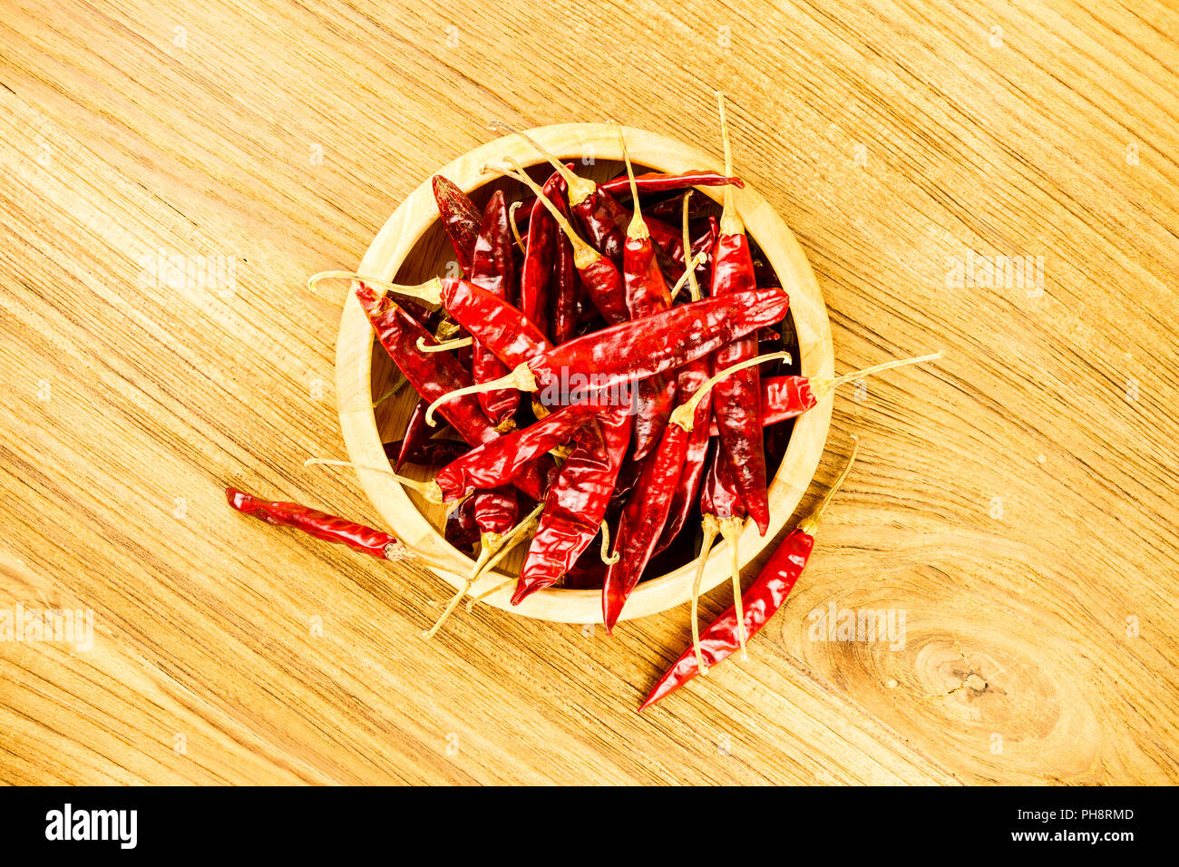 Secchi peperoncino rosso in una ciotola di legno. Foto Stock