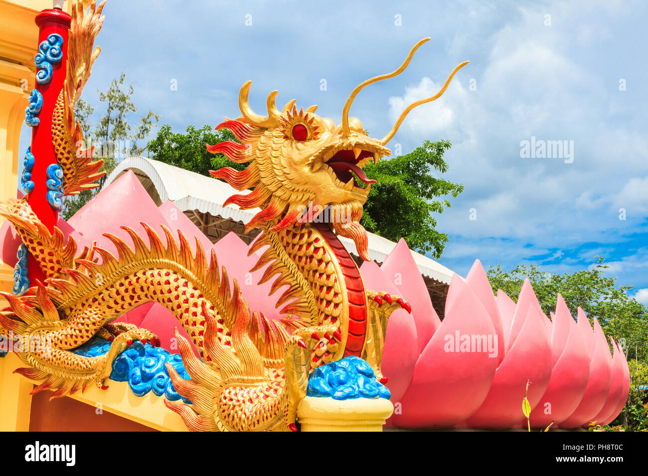 Naga davanti al tempio di Wat Muang Foto Stock