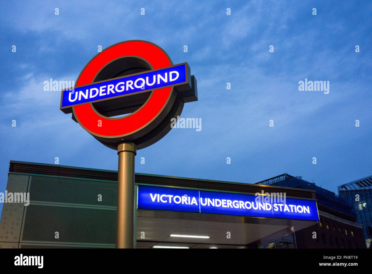 Roundel fuori la stazione della metropolitana di Victoria, London, Regno Unito Foto Stock