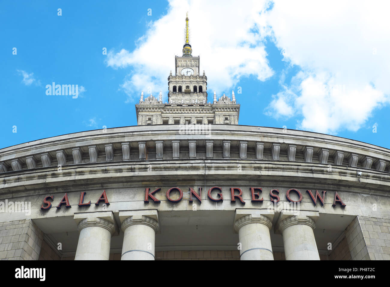 Varsavia Polonia il palazzo della cultura e della scienza nel centro della città costruita negli anni cinquanta Foto Stock