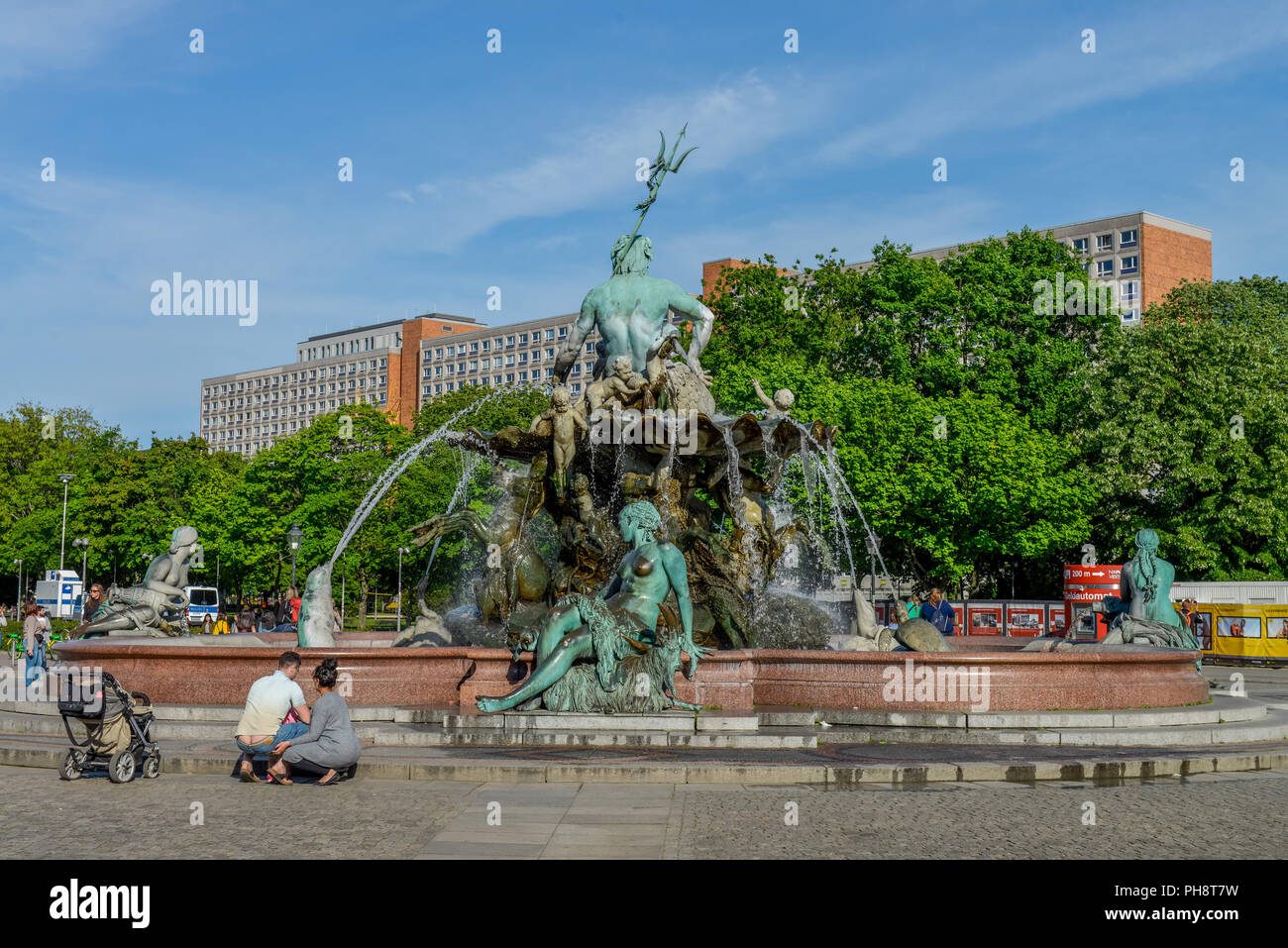 Neptunbrunnen, Spandauer Strasse, nel quartiere Mitte di Berlino, Deutschland Foto Stock