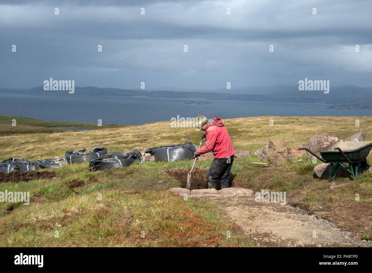La Scozia. Sutherland. Handa Island. Un lavoratore costruisce pietre footpathsfrom trasferito in aereo in luogo, finanziato dalla Comunità europea. Foto Stock