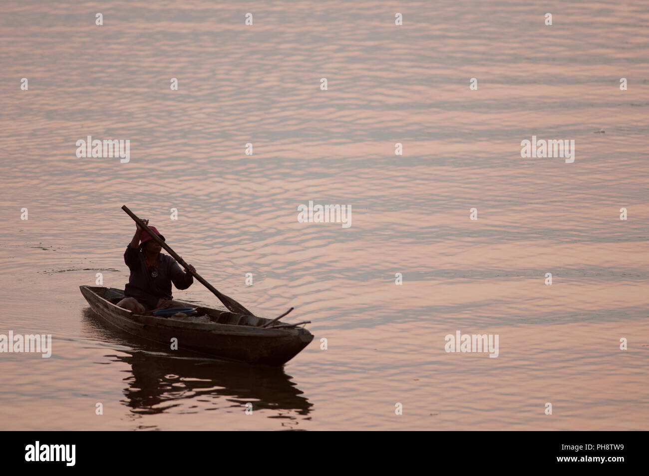 Thailandia, Phatthalung, pescatore, barca, Sunrise Pêcheur en barque au leva du soleil, Sud Thaïlande Foto Stock