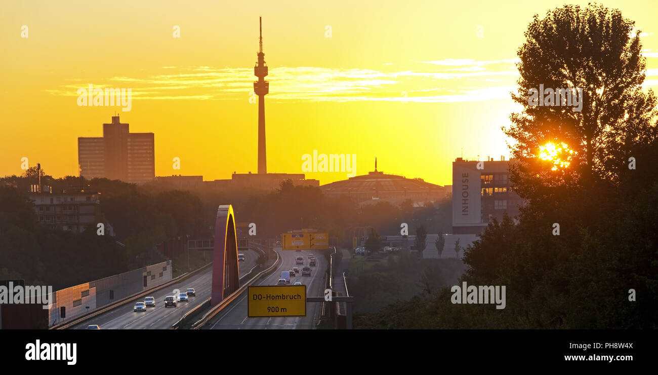 Autostrada A 40 all'alba, Florian Tower, Dortmund Foto Stock