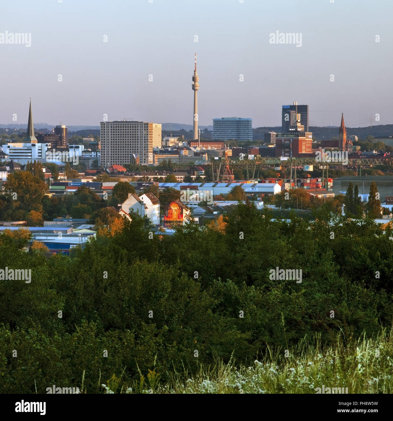 Panorama della città con la torre di Florian, Dortmund Foto Stock