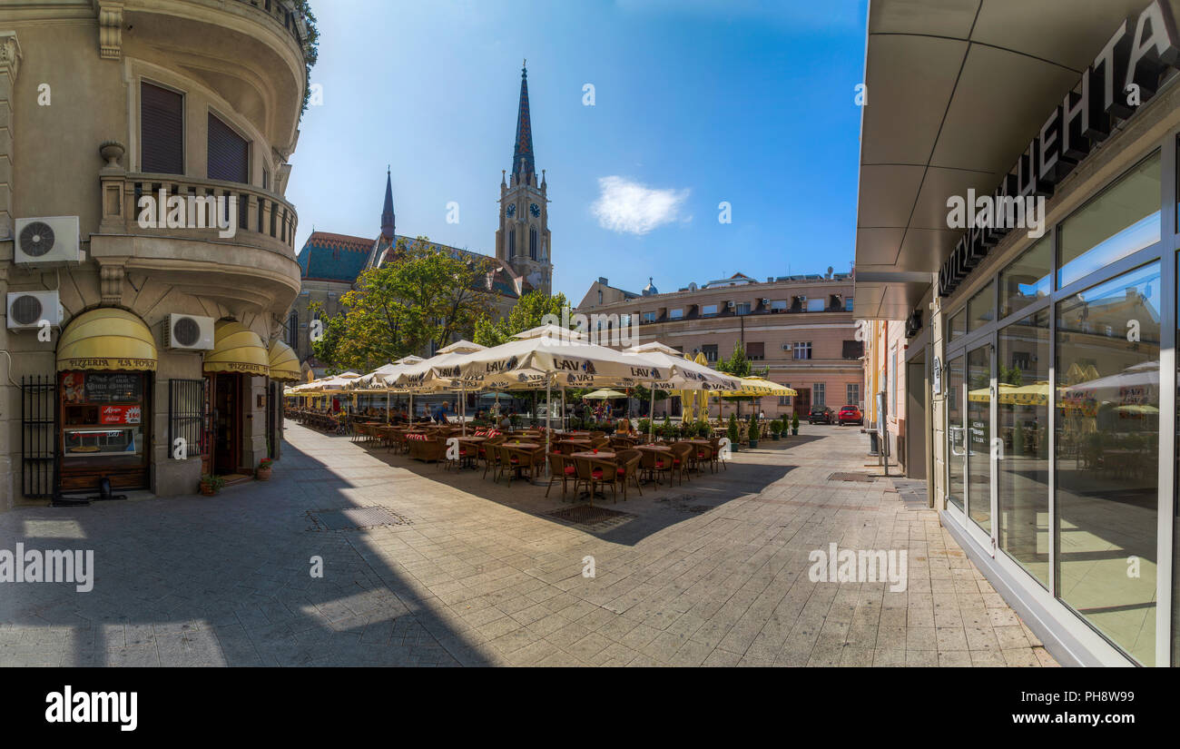 Street cafe sulla piazza nei pressi della cattedrale a Novi Sad Serbia Foto Stock