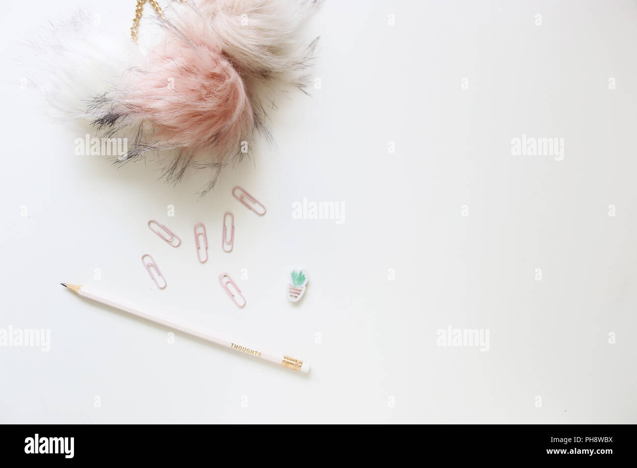 White & Mint Flatlay Scrivania minimalista Foto Stock