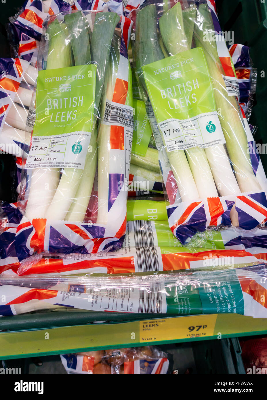 Porri confezionato in imballaggi di plastica nel supermercato Aldi. Regno Unito Foto Stock