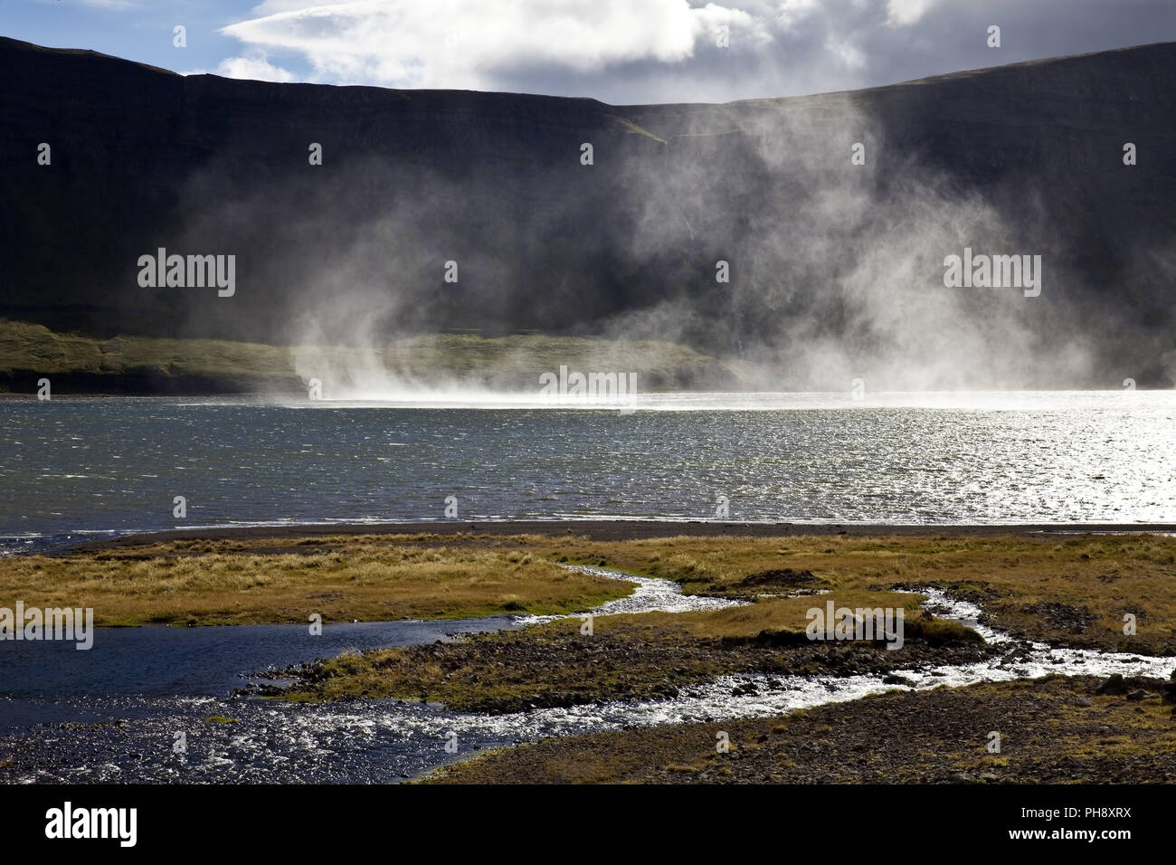Vento forte a fiordo Gilsfjoerdur, Islanda Foto Stock