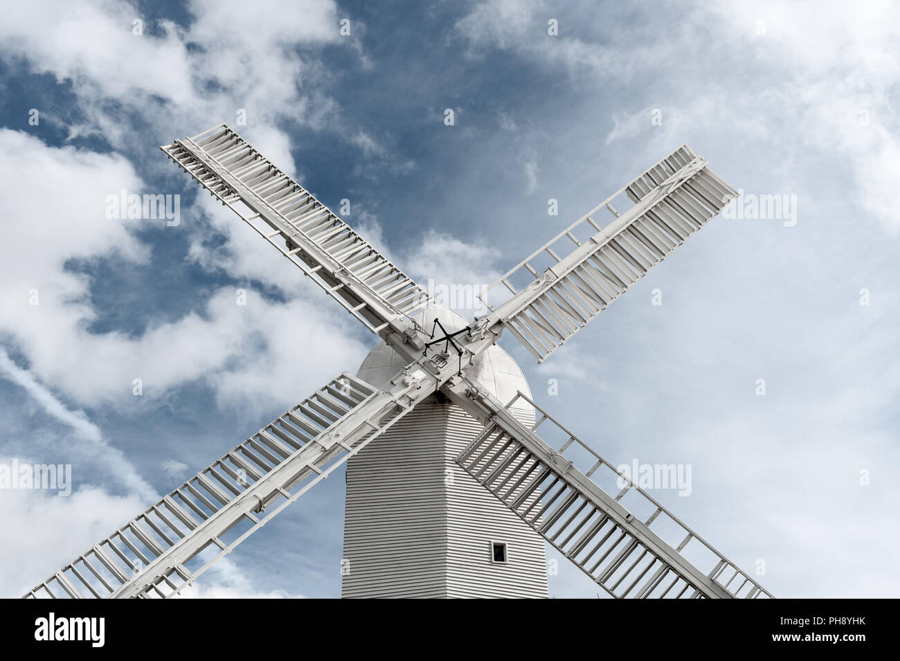 Il mulino a vento di Jill con grandi vele bianche noto come spazza contro un cielo blu a Clayton, Hassocks in East Sussex, Regno Unito. Foto Stock