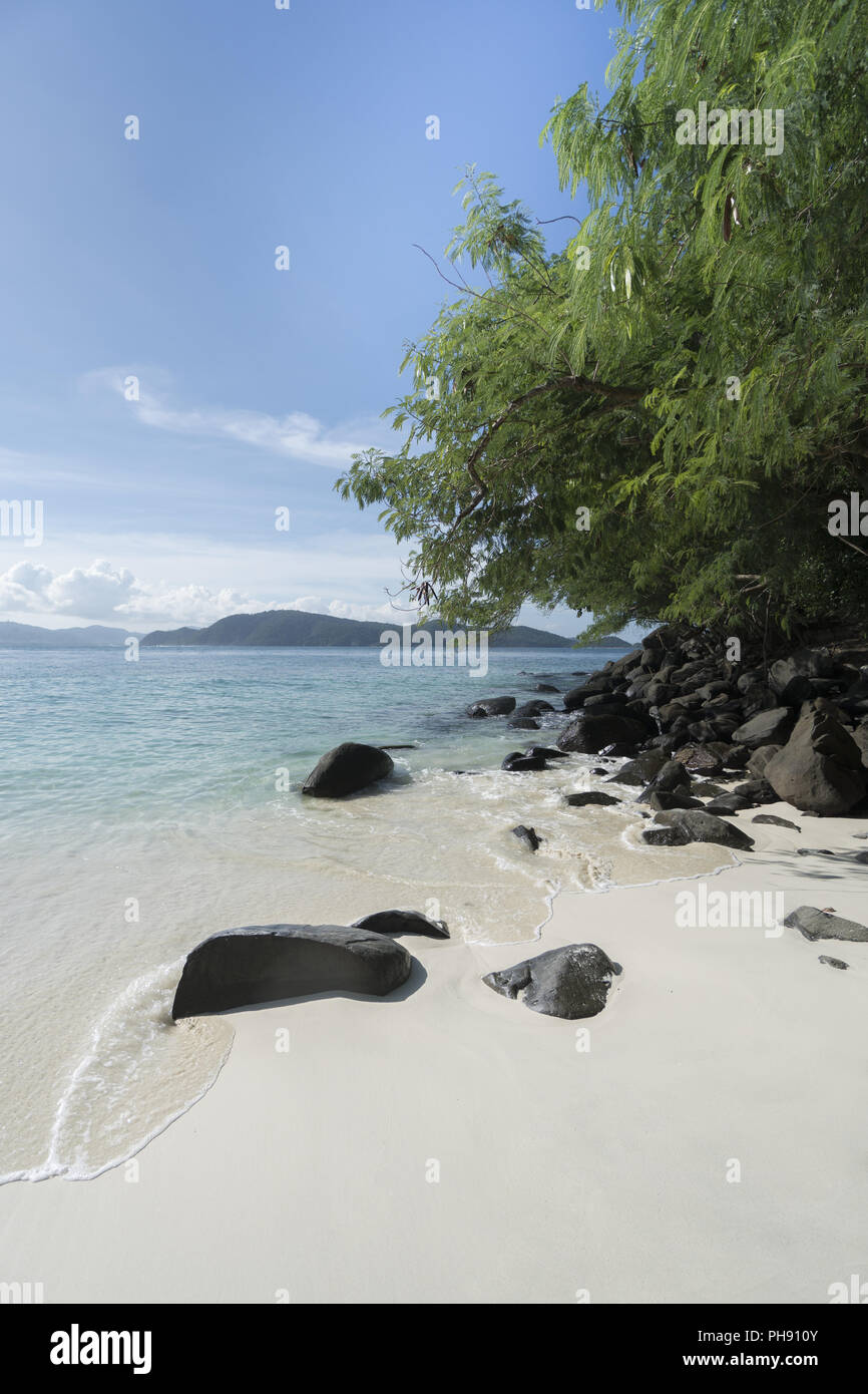 Bella vista dalla spiaggia di Isola tropicale Foto Stock