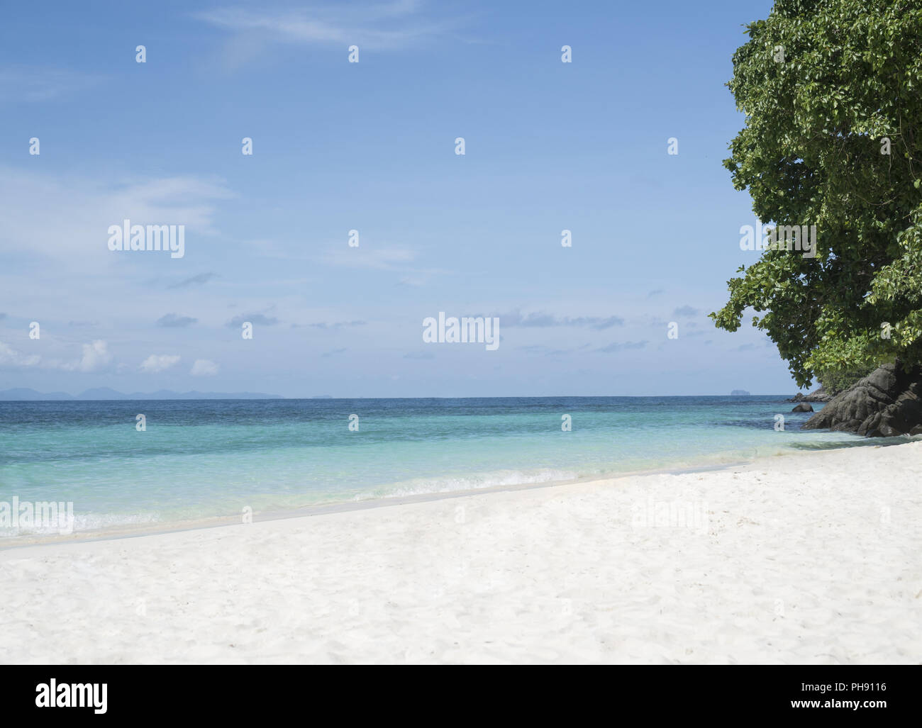 Bella vista dalla spiaggia di Isola tropicale Foto Stock