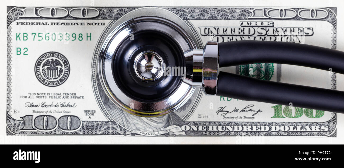 Medical cost concept con lo stetoscopio e carta moneta Foto Stock