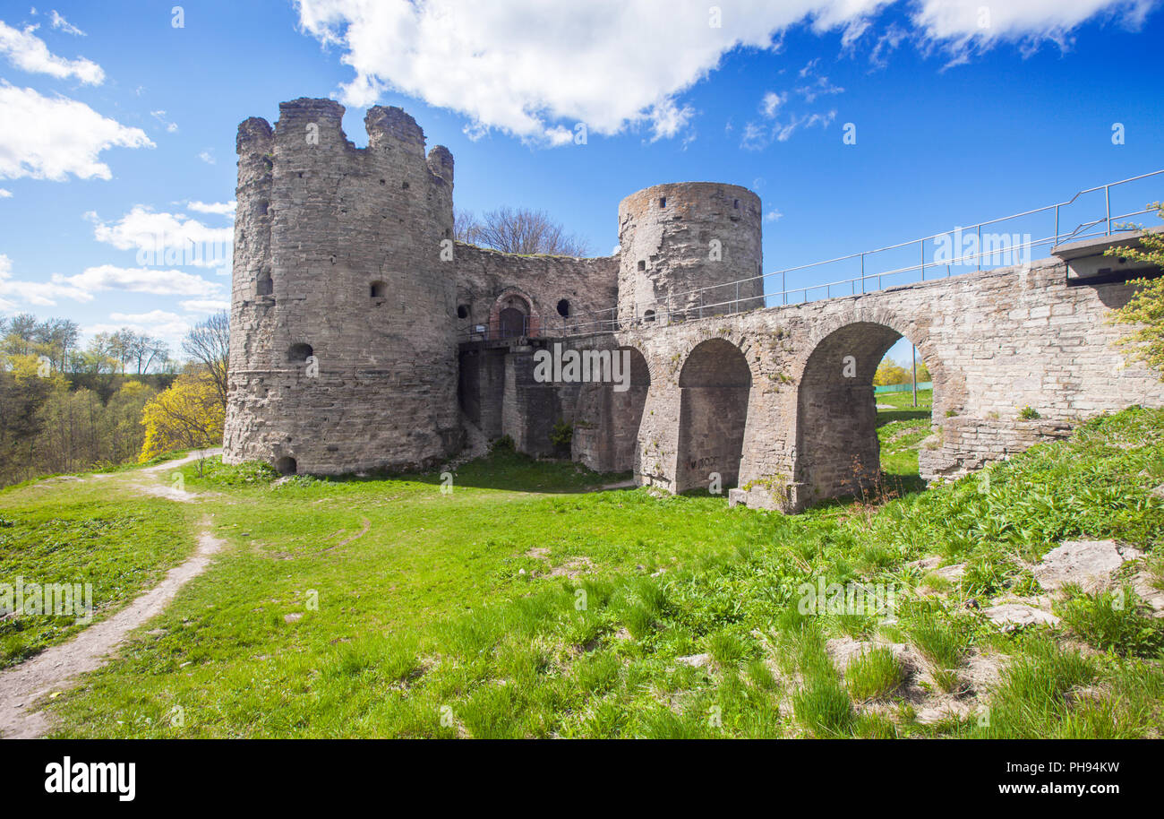 Medievale Koporye russo fortezza con due torri e ponte Foto Stock