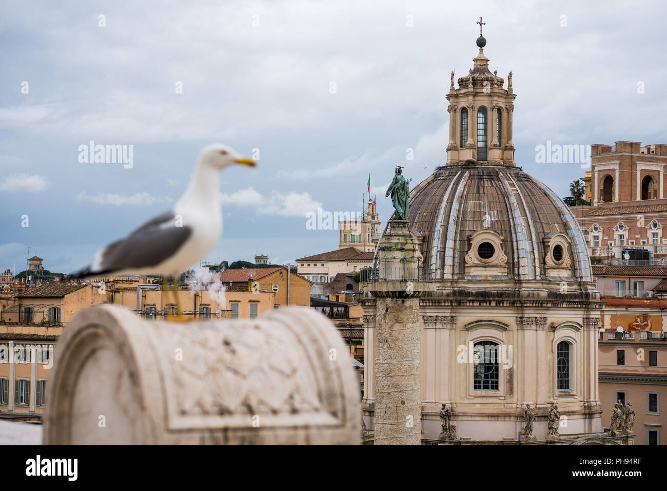 Colonna di Traiano e la cupola della chiesa del Santissimo Nome di Maria al Foro Traiano a Roma, Italia Foto Stock