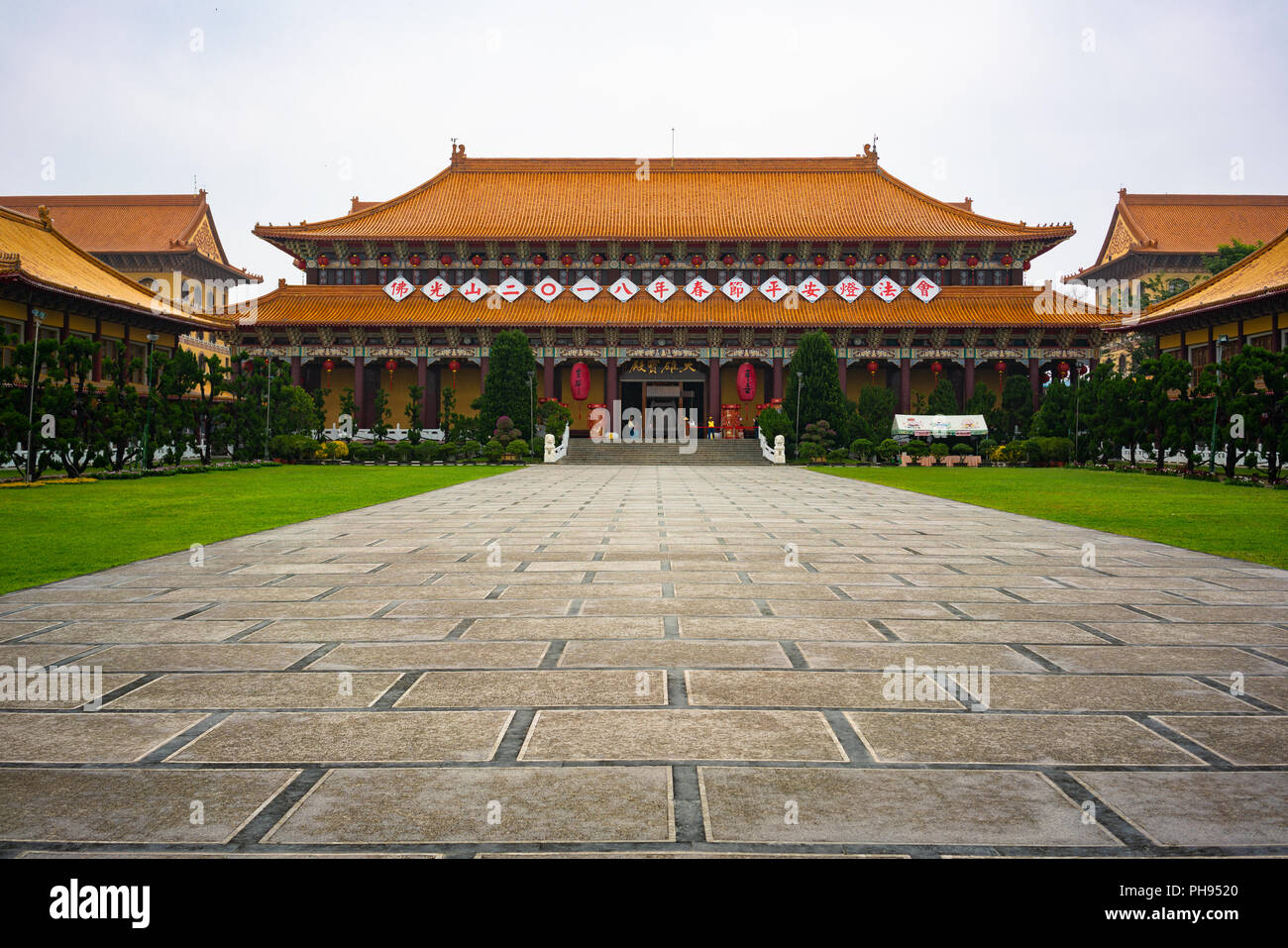 Sacrario principale vista frontale a Sangha Fo Guang Shan monastero in Kaohsiung Taiwan Foto Stock