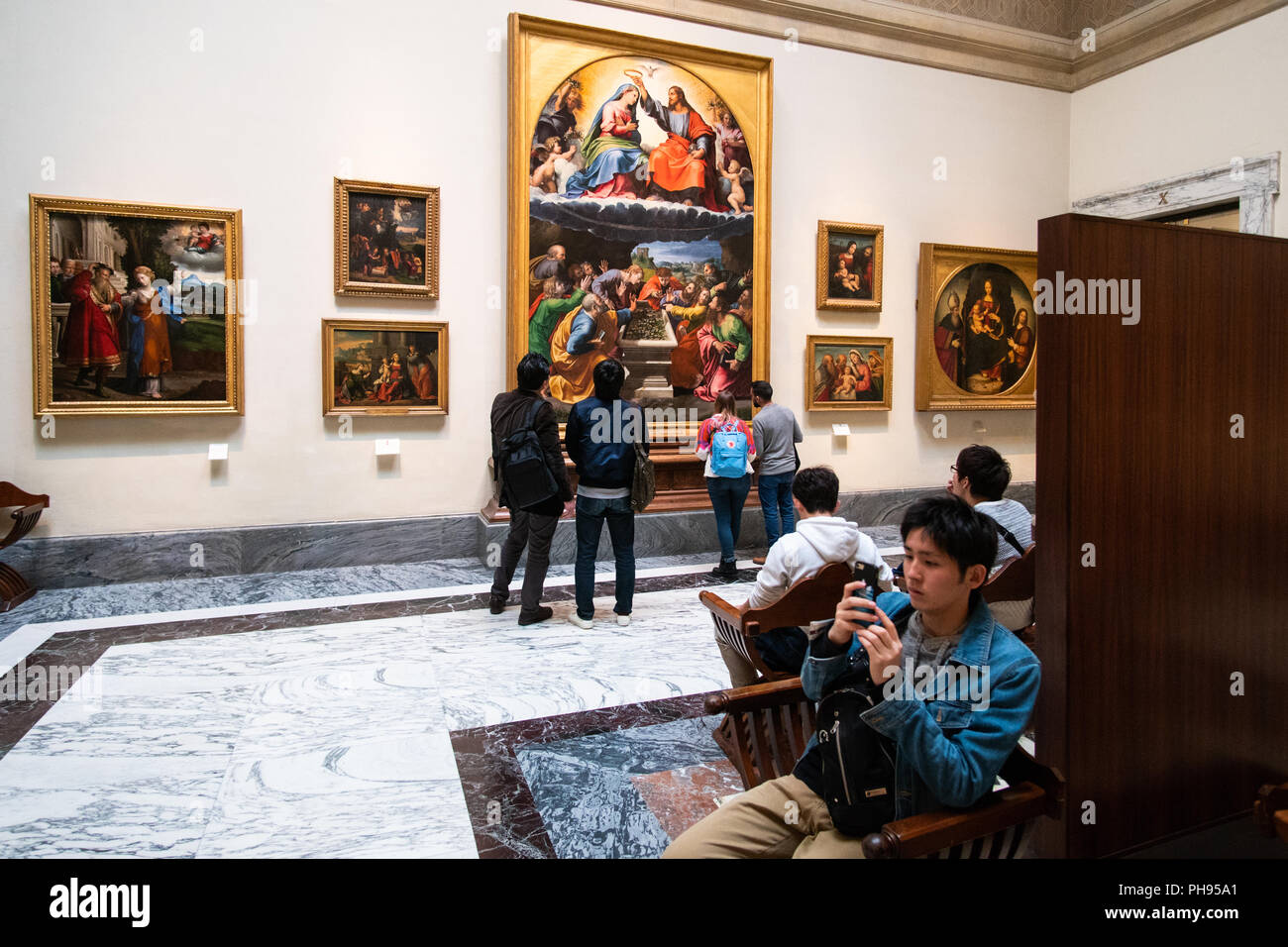 Città del Vaticano, Roma - Marzo 07, 2018: Visitatori guardando dipinti nella Pinacoteca gallery in musei vaticani Foto Stock