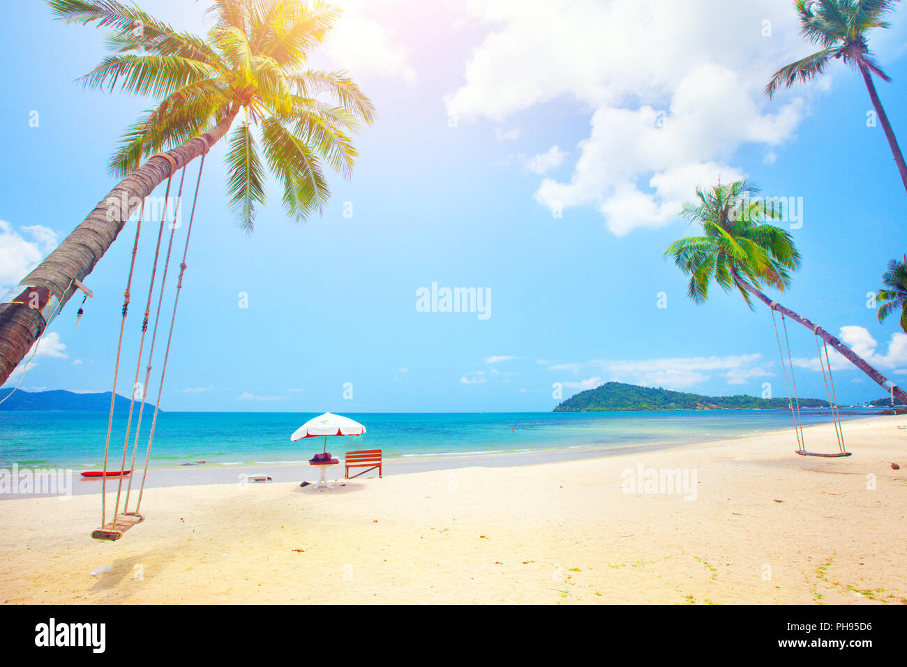 Bellissima isola tropicale spiaggia con palme di cocco e swing Foto Stock