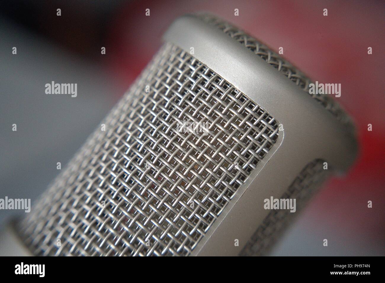 Diaframma grande radiodiffusione professionale microfono vicino che mostra la griglia metallica Foto Stock