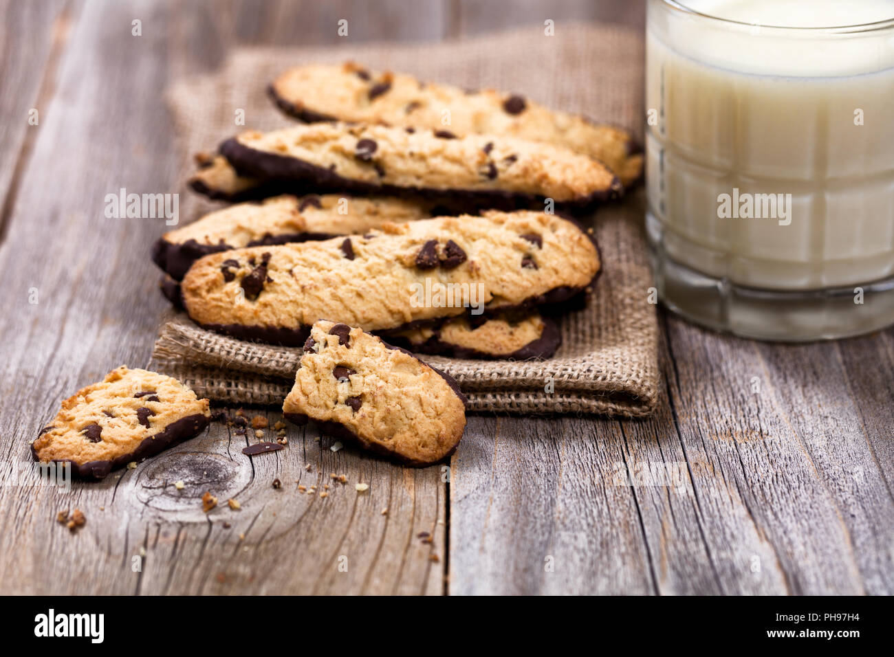 In casa i biscotti al cioccolato e latte su rustiche tavole in legno Foto Stock