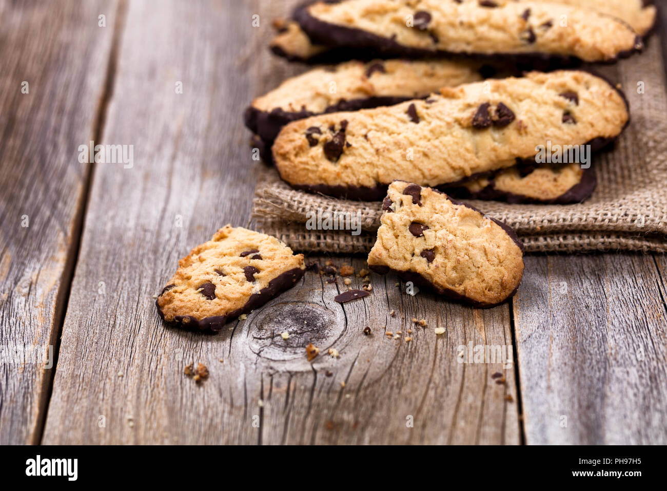 In casa i biscotti al cioccolato in lino igienico sul legno rustico Foto Stock