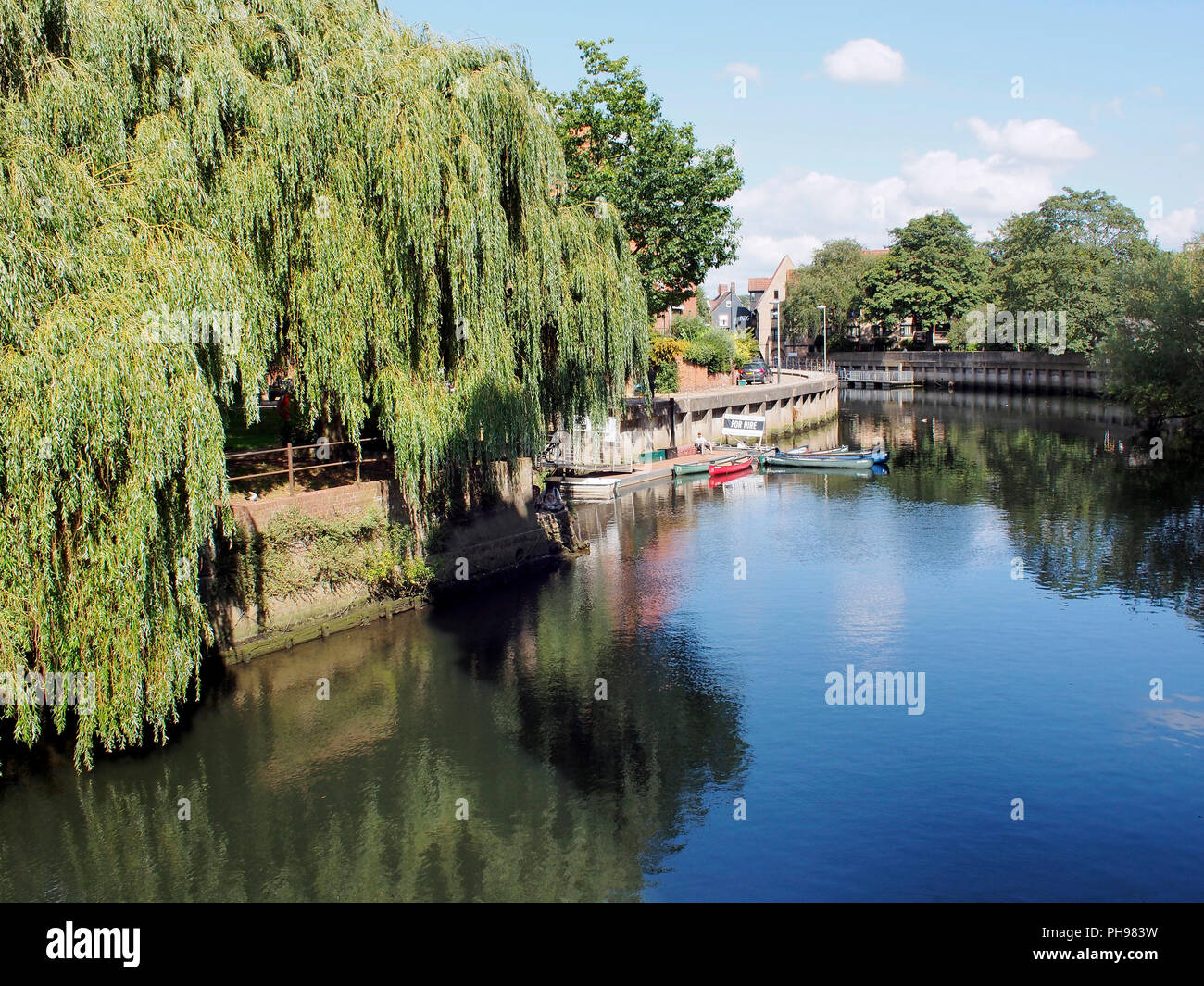 Una scena tranquilla sul fiume Wensum in Norwich, Norfolk guardando a valle da St George's Street bridge. Foto Stock