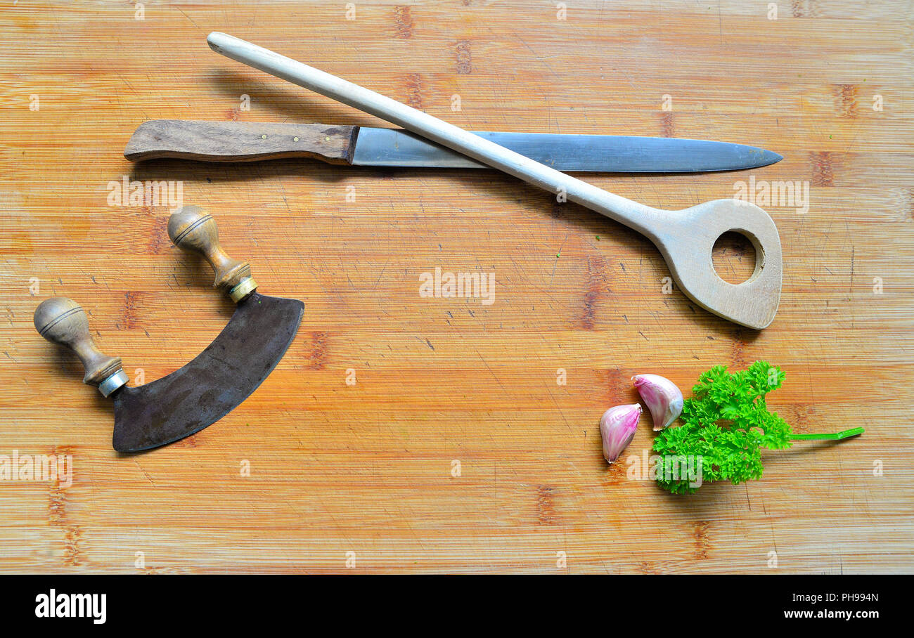 Tavola di legno e il coltello Foto Stock